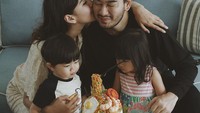 Kasus perselingkuhan sang istri tentu saja membuat heboh. Pasalnya, pasangan muda ini selalu terlihat mesra dan romantis, salah satu momennya terlihat ketika Jeje ulang tahun ke-39. Foto: Instagram @farida.nurhan