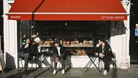 Jeje bersama member band Govinda lainnya tampak menikmati secangkir kopi hangat di Inggris. Mereka mengunjungi bakery bernama Elgin Avenue. Foto: Instagram @farida.nurhan