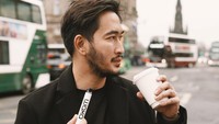 Drummer band Govinda ini juga memiliki beragam momen kuliner. Salah satunya momen ngopi seru, seperti momennya di Inggris ini. Foto: Instagram @farida.nurhan