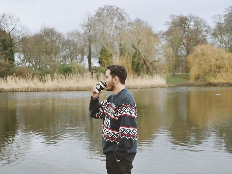 Pose Keren Jeje Govinda Suami Syahnaz Sadiqah Saat Ngopi di Kafe