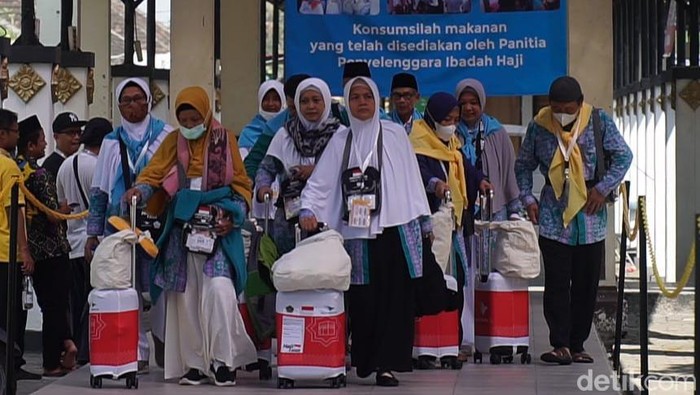 Jemaah calon haji Embarkasi Solo Kloter 94C atau Kloter 99 persiapan menuju Bandara Adi Soemarmo Boyolali untuk diterbangkan ke Arab Saudi, Kamis (22/6/2023).