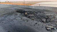 Jembatan Chonhar di wilayah Kherson bolong setelah dihantam rudal.