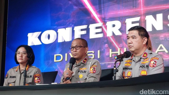 Direktur Regident Korlantas Polri Brigjen Yusri Yunus mengatakan pihaknya akan mengevaluasi kembali ujian praktim SIM zig-zag dan angka 8.