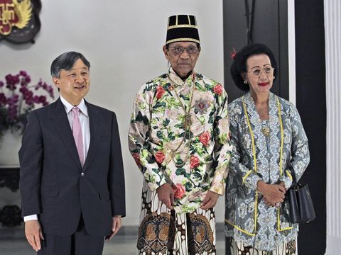 Kaisar Jepang Naruhito saat melakukan kunjungan ke Keratoton Yogyakarta, Indonesia, Rabu (21/6/2023) malam. (AP Photo/Slamet Riyadi)