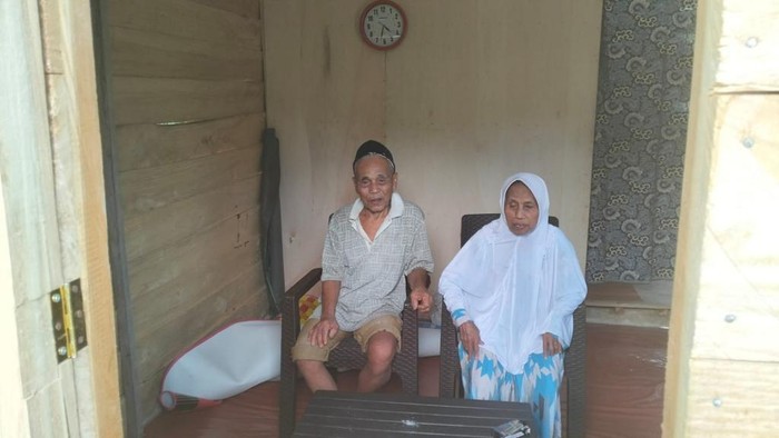 Kakek Kallotong dan istri menerima bantuan rumah baru dari pemerintah Sulawesi Barat. Donasi sahabat baik pun dimanfaatkan untuk membeli perabotan rumah baru.