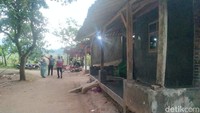 Lokasi Kampung Balemalang berjarak sekitar 2 kilometer dari Kantor Desa Balagedog. Kampung tersebut dikelilingi bukit-bukit dan pesawahan. (Foto: Erick Disy Darmawan/detikJabar)  