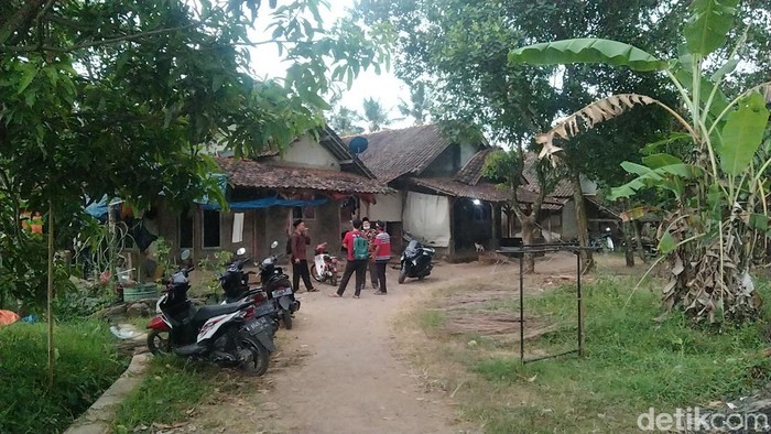 Kampung unik di Majalengka yang hanya berisi 7 rumah. Kampung unik di Majalengka yang hanya berisi 7 rumah.