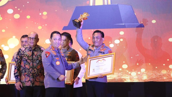 Kapolda Sumut Irjen Panca Putra saat menerima penghargaan Kompolnas Award 2023 dari Kapolri Jenderal Listyo Sigit. (Foto: Dok. Polda Sumut)