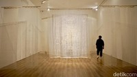 Nah, Isabel dan Alfredo Aquilizan juga membuat karya dari kain piña dalam seri berjudul karya See/Through (Series 1) (2019–2023). Foto: Chelsea Olivia/ detikcom