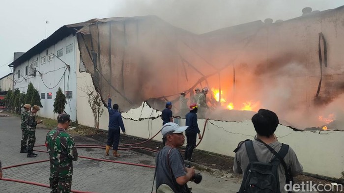 Kebakaran gudang di Sidoarjo