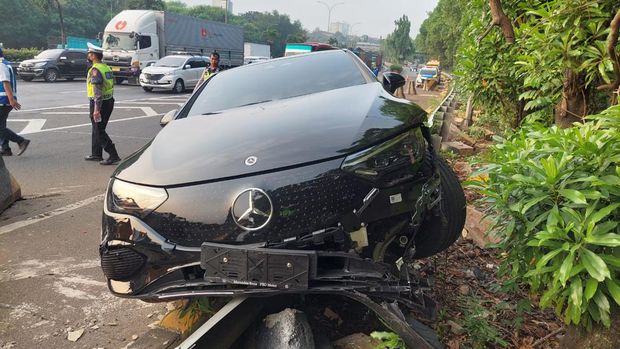 Kecelakaan mobil Mercy listrik terjadi di ruas Tol JORR dekat GT Ciputat 2. Mobil sedan hitam tersebut menabrak pembatas jalan hingga bagian bumper depan rusak.