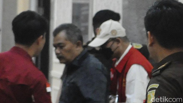 Kedua tersangka kasus korupsi akuisisi anak perusahaan PTBA menunduk saat keluar dari lift