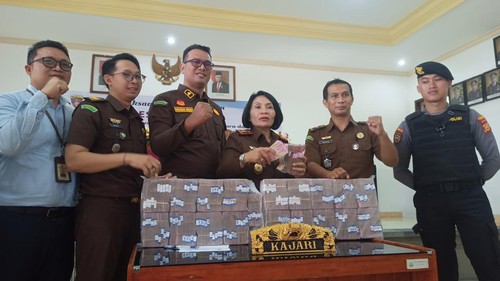 Kejari Tabanan Ni Made Herawati dan jajarannya menunjukkan uang yang nilainya sekitar Rp 1,92 miliar yang disita dalam dugaan korupsi DAPM Swadana Harta Lestari, Kecamatan Kediri, Kamis (22/6/2023).