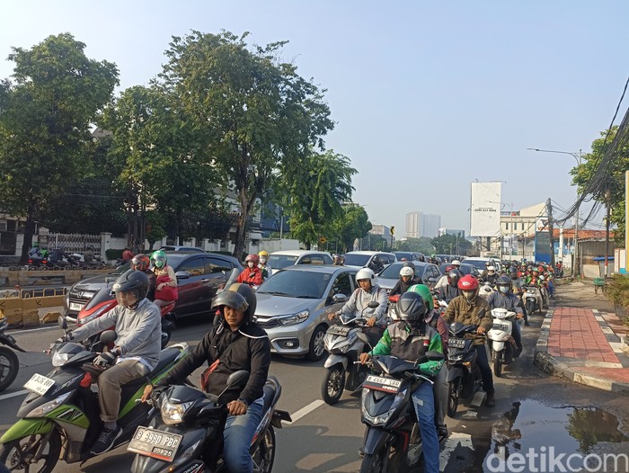 Kemacetan kerap terjadi di beberapa ruas jalanan Jakarta saat jam kerja pagi hari. Salah satu yang tak pernah absen macet Jalan Buncit Raya arah Kuningan. (Wildan N/detikcom)