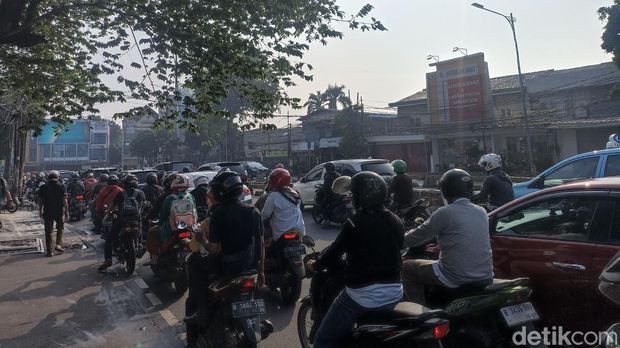 Kemacetan kerap terjadi di beberapa ruas jalanan Jakarta saat jam kerja pagi hari. Salah satu yang tak pernah 'absen' macet Jalan Buncit Raya arah Kuningan. (Wildan N/detikcom)