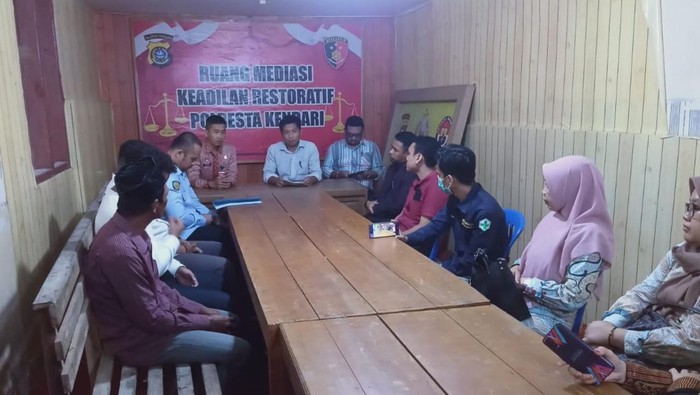 Kasus penganiayaan yang dialami perawat RSUD Sulawesi Tenggara (Sultra) berinisial EL (31) yang dilakukan oleh keluarga pasien yang meninggal berujung damai.