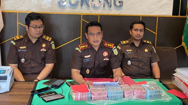 Kepala Kejaksaan Negeri Sorong, Muhammad Rizal saat melakukan konferensi pers di Kantor Kejaksaan Negeri Sorong.
