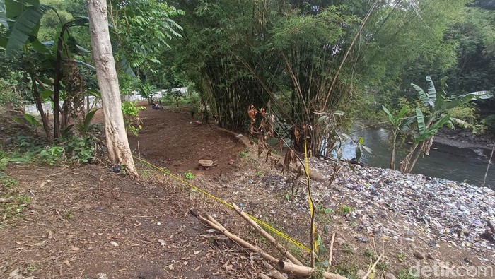 Lokasi temuan 4 kerangka bayi yang bersebelahan dengan tempat pembuangan sampah di Kelurahan Tanjung, Kecamatan Purwokerto Selatan, Banyumas, Kamis (22/6/2023).