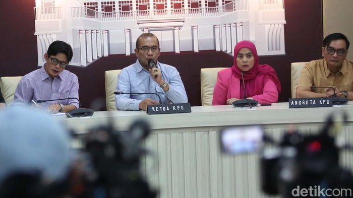 KPU Jelaskan DPT Pemilu 2024 Ketua KPU Hasyim Asy'ari memberikan penjelasan mengenai DPT Pemilu 2024. Menurutnya KPU Kabupaten/Kota dan 128 PPLN telah menetapkan DPT Pemilu 2024.