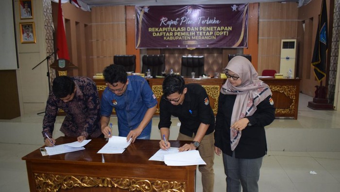 KPU Merangin Jambi saat penandatangan di rekapitulasi DPT