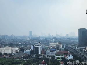 Langit Jakarta Memutih, Kualitas Udara Sedang Tidak Sehat