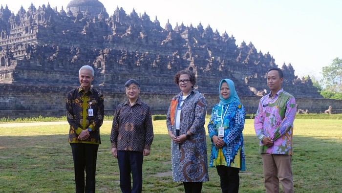 Kaisar Jepang Naruhito (kedua kiri) didampingi Gubernur Jawa Tengah Ganjar Pranowo (kiri), Direktur Utama PT TWC Borobudur Prambanan dan Ratu Boko Febrina Intan (tengah), dan Sub Koordinator Warisan Dunia Borobudur Kasiyati selaku Sub Koordinator Warisan Dunia Borobudur Wiwit Kasiyati (kedua kanan) berfoto bersama saat mengunjungi Taman Wisata Candi (TWC) Borobudur di Magelang, Jawa Tengah, Kamis (22/06/2023). Dalam kunjungannya ke monumen Candi Borobudur Kaisar Jepang Naruhito sangat terkesan dengan teknologi, filosofi dan cerita pada relief Candi Borobudur. ANTARA FOTO/Anis Efizudin/rwa.