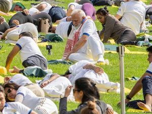 Kunjungi AS, PM India Narendra Modi Beryoga di Markas PBB