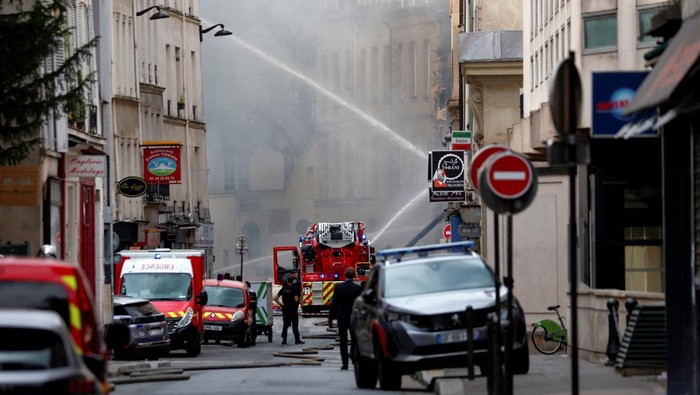 Ledakan Gas Guncang Paris, Puluhan Orang Terluka French firefighters work after several buildings on fire following a gas explosion in the fifth arrondissement of Paris, France, June 21, 2023. REUTERS/Gonzalo Fuentes TPX IMAGES OF THE DAY