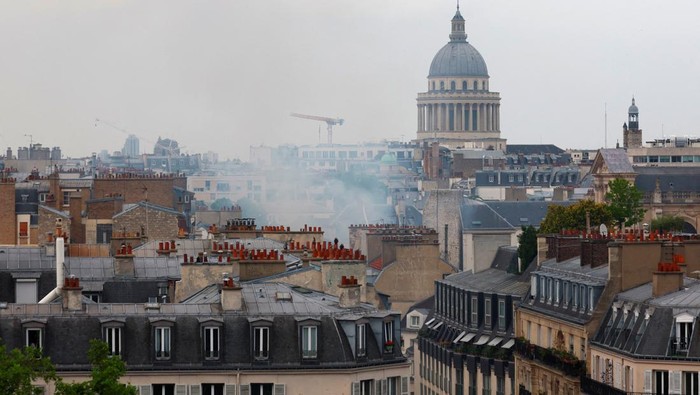 Ledakan Gas Guncang Paris, Puluhan Orang Terluka French firefighters work after several buildings on fire following a gas explosion in the fifth arrondissement of Paris, France, June 21, 2023. REUTERS/Gonzalo Fuentes TPX IMAGES OF THE DAY
