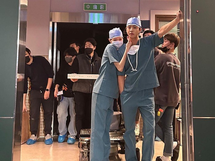 Lee Sung Kyung dan Ahn Hyo Seop di drama Korea Dr Romantic