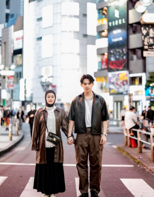 Kali ini gaya streetstyle saat di Shibuya, Jepang. Permainan warna monokrom dan jaket kulit membuat keduanya terlihat kompak. Foto: Instagram @dindahw