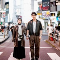 Kali ini gaya streetstyle saat di Shibuya, Jepang. Permainan warna monokrom dan jaket kulit membuat keduanya terlihat kompak. Foto: Instagram @dindahw