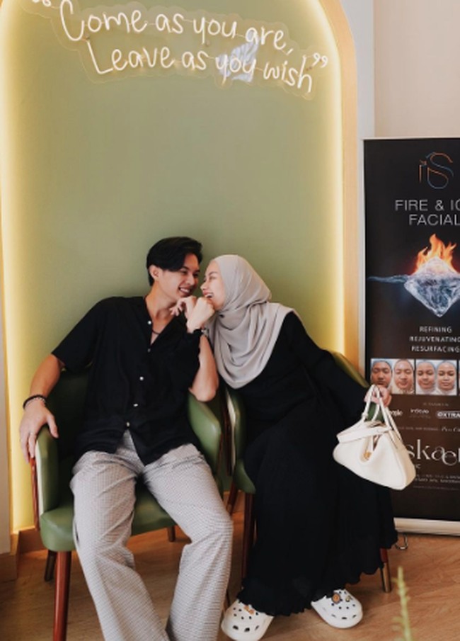 Jika tidak ingin terlalu effort, pilihan gamis hitam dan kemeja pria warna serupa bisa menginspirasimu ketika liburan. Bahkan Dinda Hauw yang hanya memakai jilbab konvensional tetap terlihat serasi dengan warna busana Rey Mbayang. Foto: Instagram @dindahw