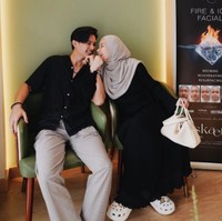 Jika tidak ingin terlalu effort, pilihan gamis hitam dan kemeja pria warna serupa bisa menginspirasimu ketika liburan. Bahkan Dinda Hauw yang hanya memakai jilbab konvensional tetap terlihat serasi dengan warna busana Rey Mbayang. Foto: Instagram @dindahw