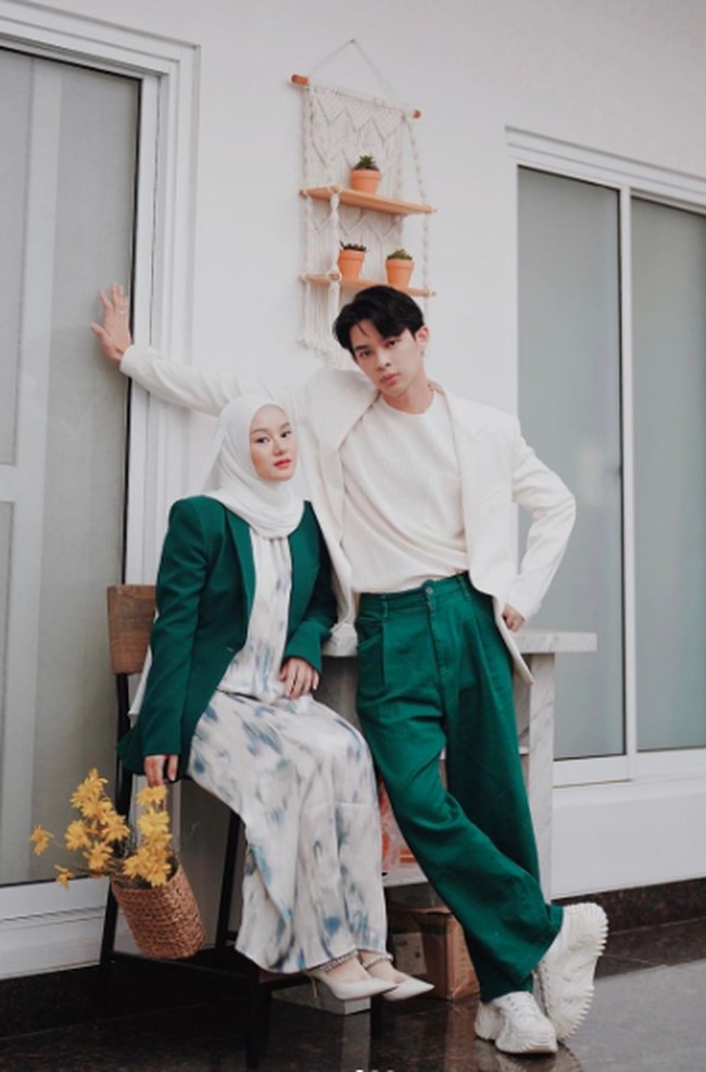 Satu warna saja yang ditonjolkan saat pakai baju couple menjadi tips agar tetap stylish dan tak terkesan norak. Lihat gaya serasi Dinda Hauw dan Rey Mbayang kali ini. Foto: Instagram @dindahw