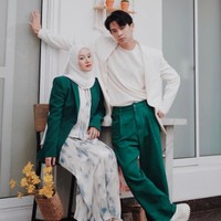 Satu warna saja yang ditonjolkan saat pakai baju couple menjadi tips agar tetap stylish dan tak terkesan norak. Lihat gaya serasi Dinda Hauw dan Rey Mbayang kali ini. Foto: Instagram @dindahw