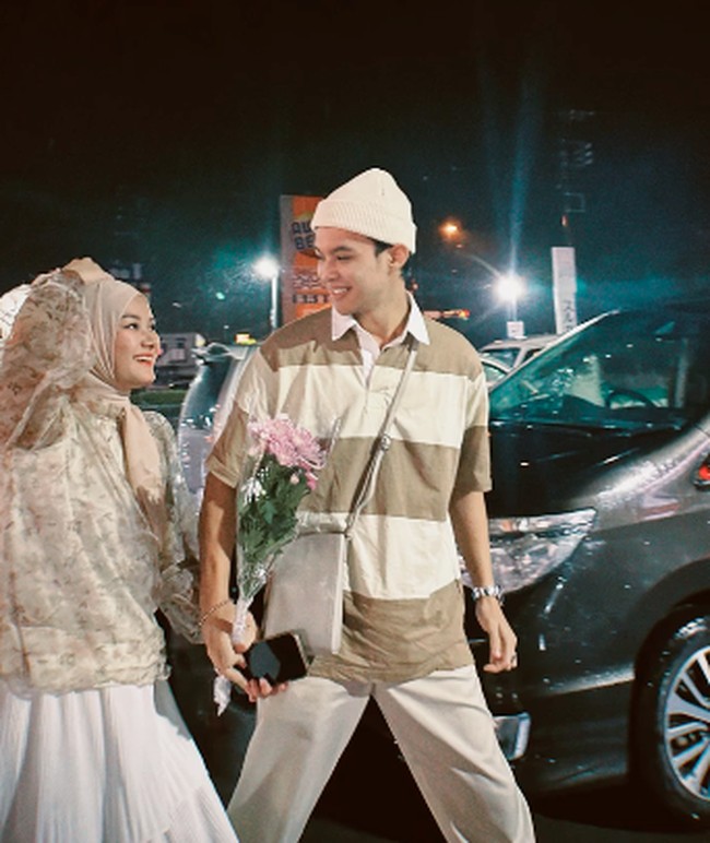 Kali ini nuansa putih-cokelat yang menjadi pilihan Dinda Hauw dan Rey Mbayang. Meski berbeda motif tapi tetap serasi ya. Foto: Instagram @dindahw