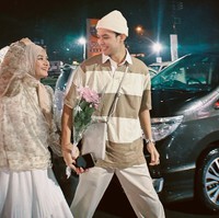 Kali ini nuansa putih-cokelat yang menjadi pilihan Dinda Hauw dan Rey Mbayang. Meski berbeda motif tapi tetap serasi ya. Foto: Instagram @dindahw