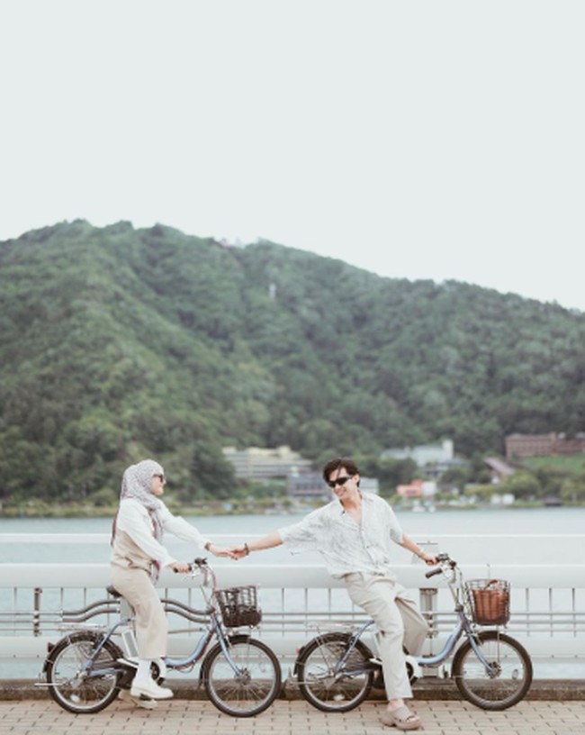 Perpaduan nuansa putih dan khaki memang cocok dipakai saat hari sedang cerah. Bisa jadi inspirasimu ketika liburan bersama pasangan. Foto: Instagram @dindahw
