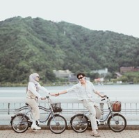 Perpaduan nuansa putih dan khaki memang cocok dipakai saat hari sedang cerah. Bisa jadi inspirasimu ketika liburan bersama pasangan. Foto: Instagram @dindahw