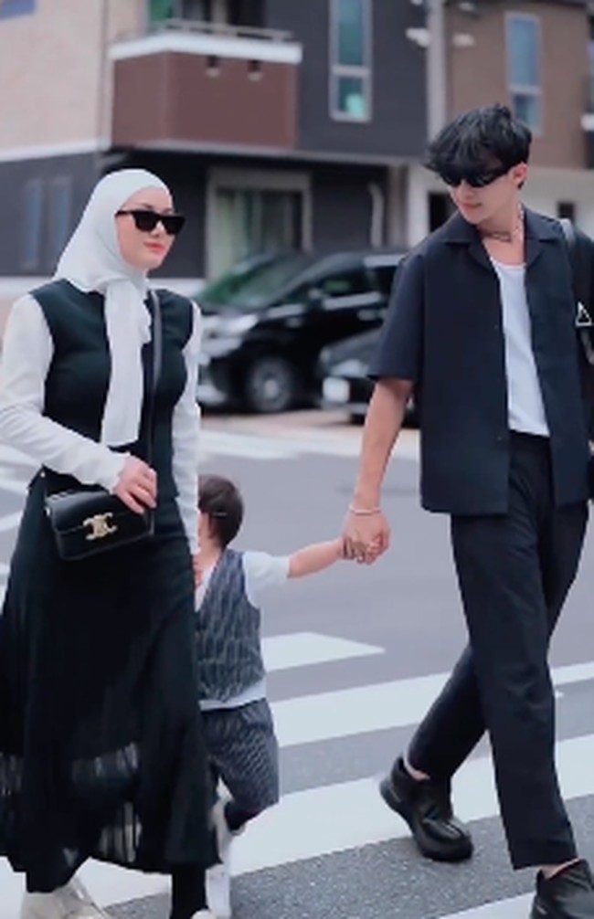 Monokrom hitam-putih menjadi pilihan gaya streetstyle Dinda Hauw dan Rey Mbayang. Cocok untuk terlihat lebih maskulin. Foto: Instagram @dindahw