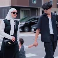 Monokrom hitam-putih menjadi pilihan gaya streetstyle Dinda Hauw dan Rey Mbayang. Cocok untuk terlihat lebih maskulin. Foto: Instagram @dindahw