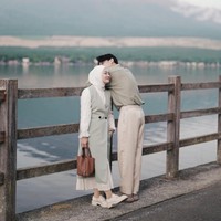 Baju couple tidak melulu harus sama. Lihat gaya Dinda Hauw dan Rey Mbayang yang tampak serasi hanya dengan nuansa hijau sage. Foto: Instagram @dindahw