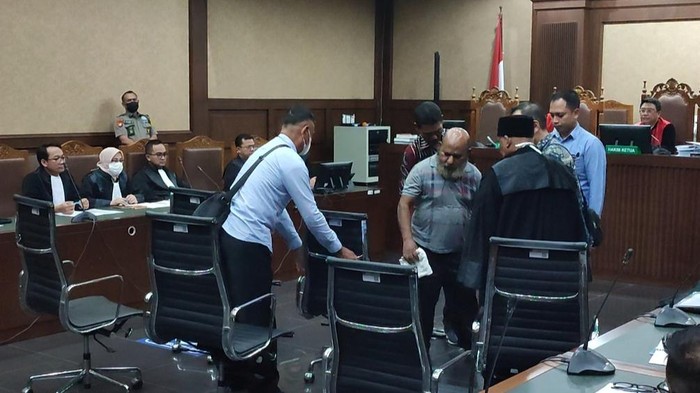 Lukas Enembe di ruang sidang (22/6)