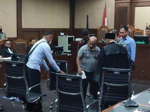 Hakim Soroti Kaki Lukas Enembe Bengkak Saat Sidang Kasus Suap-Gratifikasi