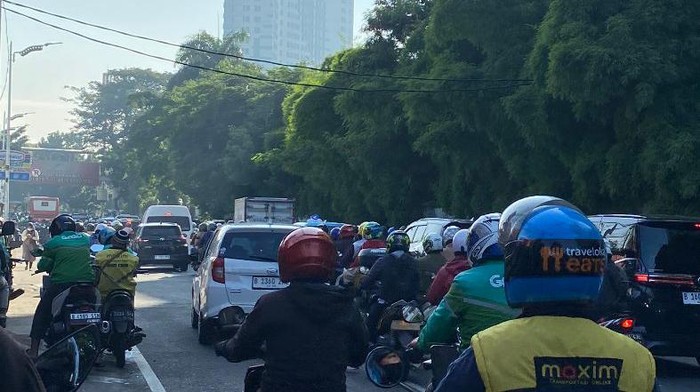 Macet di depan Stasiun Tanjung Barat arah Jakarta.