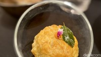 Chef yang dikenal sebagai juri di ajang pencarian bakat memasak ini akan kue puff dengan isian iga yang lembut. Kemudian ada sapi masak merah dan bir Jawa yang terbuat dari rempah-rempahan. Foto: detikcom/Riska Fitria
