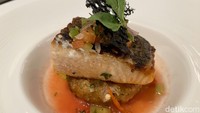 Lalu, di bulan September akan tersedia hidangan raacikan Chef Degan Septoadji. Chef Degan akan menghidangkan crispy-skinned salmon dengan sambal colo-colo khas Sulawesi. Foto: detikcom/Riska Fitria