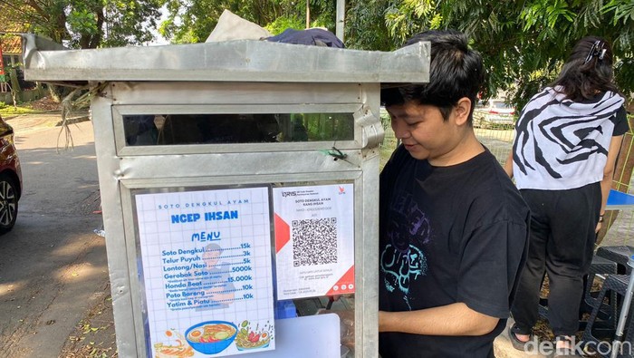 Mahasiswa UPI saat nyambi usaha kuliner soto dengkul di Bandung