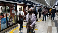 Pengguna jasa tetap melakukan tap atau pemindaian di passenger gate baik saat masuk maupun keluar. Tarif tersebut berlaku untuk semua jenis pembayaran, mulai dari kartu MTT, kartu uang elektronik bank, hingga pembelian melalui aplikasi MRT-J.  